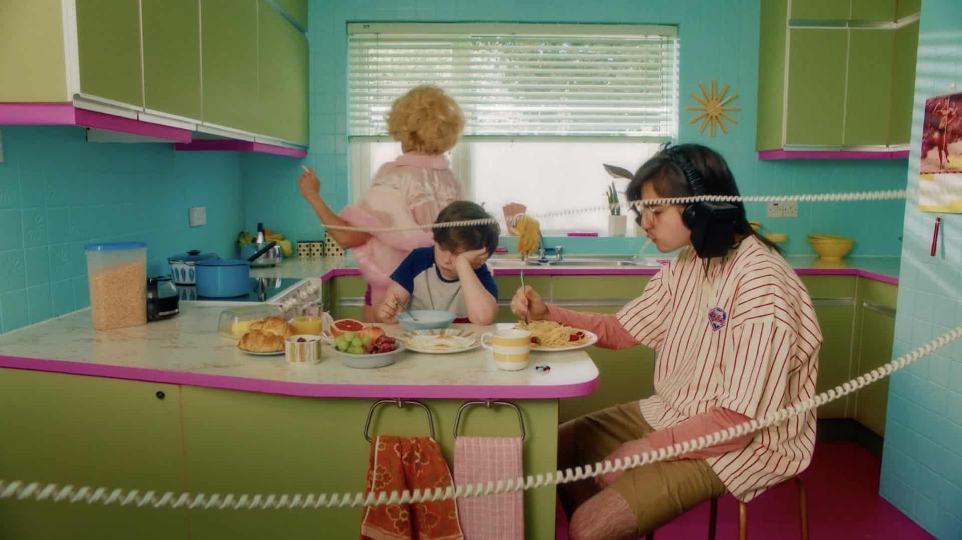TEETH AND PILLS / ANDREA VINCIGUERRA / PRETZEL FILMS (SHORT FILM)